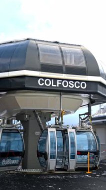 Dolomitler, İtalya - 15 Ocak 2025: Colfosco 'da insanların yürüdüğü çıkış noktasında dönen kayak asansörleri. Dikey