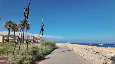 Nicolas Lavarenne 'in Antibes, Fransa kıyılarındaki bronz heykellerinin görüntüsü