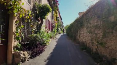 Güneşli bir günde Fransa, Antibes sokaklarında yürüyüş çimenler ve çiçeklerle