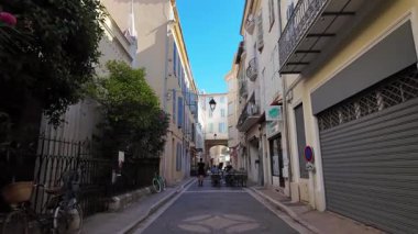 Antibes, Fransa - 13 Ağustos 2024: Güneşli bir günde insanlar şehrin sokaklarında yürüyor