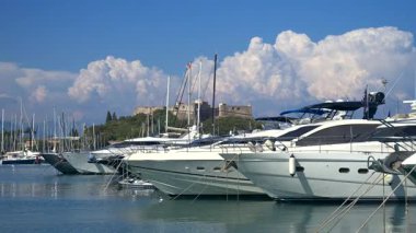 Fransa 'nın Antibes şehrinde Fort Carre ile Vauban Limanı' na yanaşan tekneler var.
