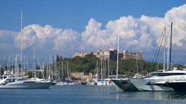 Fransa 'nın Antibes şehrinde Fort Carre ile Vauban Limanı' na yanaşan tekneler var.