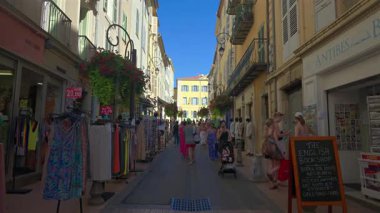 Antibes, Fransa - 13 Ağustos 2024: Güneşli bir günde insanlar şehrin sokaklarında yürüyor