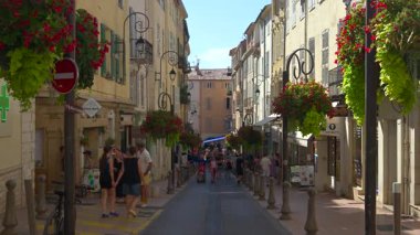 Antibes, Fransa - 13 Ağustos 2024: Güneşli bir günde insanlar şehrin sokaklarında yürüyor