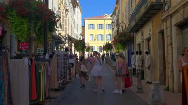 Antibes, Fransa - 13 Ağustos 2024: Güneşli bir günde insanlar şehrin sokaklarında yürüyor