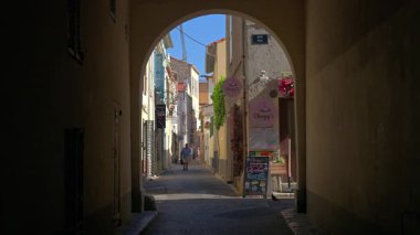 Antibes, Fransa - 13 Ağustos 2024: Güneşli bir günde insanlar şehrin sokaklarında yürüyor