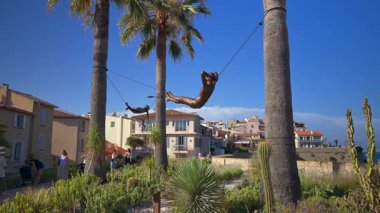 Antibes, Fransa - 13 Ağustos 2024: Arka planda Nicolas Lavarenne 'in bronz heykelleri görülüyor