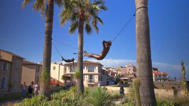 Antibes, Fransa - 13 Ağustos 2024: Arka planda Nicolas Lavarenne 'in bronz heykelleri görülüyor