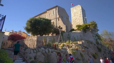 Antibes, Fransa - 13 Ağustos 2024 Picasso Müzesi 'nin cephesi