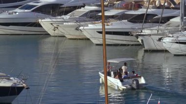 Antibes, Fransa - 13 Ağustos 2024: Güneşli bir günde Vauban Limanı 'ndan geçen tekne