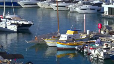 Antibes, Fransa - 13 Ağustos 2024: Güneşli bir günde birçok beyaz tekne Vauban Limanı 'na yanaştı