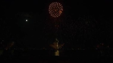 Geceleri Cannes Havai fişek Festivali 'nde gökyüzünde havai fişekler.