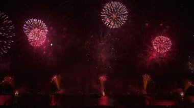 Geceleri Cannes Havai fişek Festivali 'nde gökyüzünde havai fişekler.
