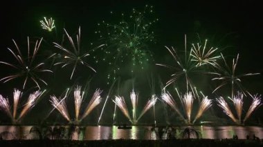 Geceleri Cannes Havai fişek Festivali 'nde gökyüzünde havai fişekler.