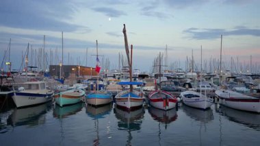 Cannes, Fransa - 15 Ağustos 2024: Günbatımında Cannes Limanı 'na beyaz tekneler yanaştı