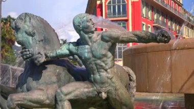 Nice, Fransa - 18 Ağustos 2024: Massena Meydanı 'nda gündüz vakti Fontaine du Soleil çeşmesi