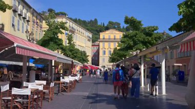 Nice, Fransa - 18 Ağustos 2024: İnsanlar şehrin sokaklarında yürüyor