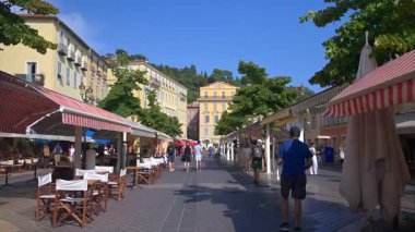 Nice, Fransa - 18 Ağustos 2024: İnsanlar şehrin sokaklarında yürüyor