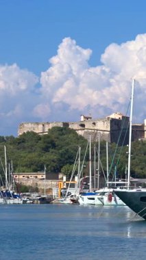 Fransa 'nın Antibes şehrinde Fort Carre ile birlikte Vauban Limanı' na yanaştılar. Dikey