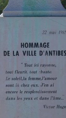 Antibes, Fransa - 20 Ekim 2024: Monique Galy 'den Victor Hugo' nun Baskını. Dikey
