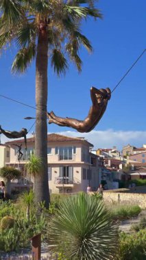 Antibes, Fransa - 20 Ekim 2024: Nicolas Lavarenne 'in bronz heykellerine bakınız. Dikey