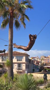 Antibes, Fransa - 20 Ekim 2024: Nicolas Lavarenne 'in bronz heykellerine bakınız. Dikey