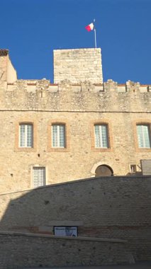 Antibes, Fransa - 20 Ekim 2024 Picasso Müzesi 'nin cephesi. Dikey