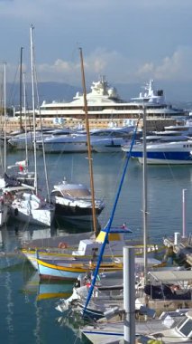 Antibes, Fransa - 20 Ekim 2024: Güneşli bir günde birçok beyaz tekne Vauban Limanı 'na yanaştı. Dikey