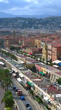 Nice 'in sahil şeridinin havadan görünüşü, gün ışığında Fransa. Dikey