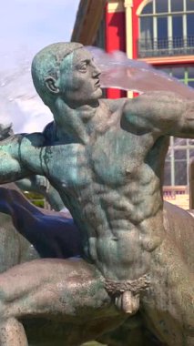 Nice, Fransa - 18 Ağustos 2024: İnsanlar gündüz vakti Place Massena 'da yürüyorlar. Dikey