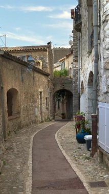 Saint Paul de Vence, Fransa 'nın dar, kaldırımlı sokaklarının manzarası. Dikey
