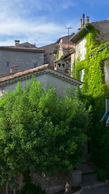 Gündüz vakti şehrin sokaklarındaki binaların manzarası. Dikey, Saint Paul de Vence, Fransa