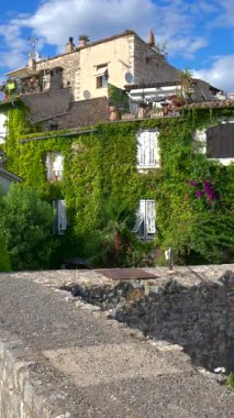 Gündüz vakti şehrin sokaklarındaki binaların manzarası. Dikey, Saint Paul de Vence, Fransa
