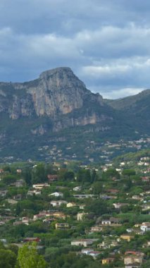 Fransa 'daki Saint Paul de Vence komünü manzarası. Arka planda dağlar var. Dikey