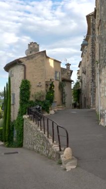 Gündüz vakti şehrin sokaklarındaki binaların manzarası. Dikey, Saint Paul de Vence, Fransa