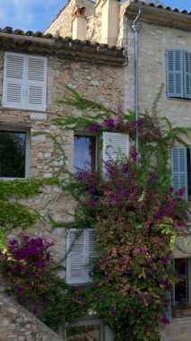 Gündüz vakti şehrin sokaklarındaki binaların manzarası. Dikey, Saint Paul de Vence, Fransa