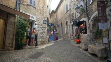 Saint Paul de Vence, Fransa - 10 Ağustos 2024: Şehrin kaldırım taşlı sokaklarında yürüyen insanlar