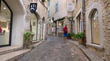 Saint Paul de Vence, Fransa - 10 Ağustos 2024: Şehrin kaldırım taşlı sokaklarında yürüyen insanlar