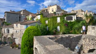 Saint Paul de Vence, Fransa - 10 Ağustos 2024: Gündüz vakti şehrin sokaklarındaki binaların görüntüsü