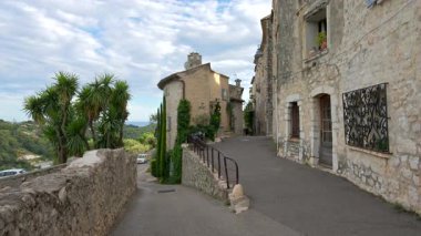 Saint Paul de Vence, Fransa - 10 Ağustos 2024: Gündüz vakti şehrin sokaklarındaki binaların görüntüsü