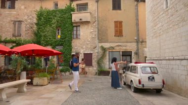 Saint Paul de Vence, Fransa - 10 Ağustos 2024: Şehrin kaldırım taşlı sokaklarında yürüyen insanlar