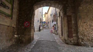 Saint Paul de Vence, Fransa - 10 Ağustos 2024: Şehrin kaldırım taşlı sokaklarında yürüyen insanlar
