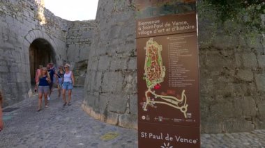 Saint Paul de Vence, Fransa - 10 Ağustos 2024: Taş bir duvarda şehrin haritasının görüntüsü