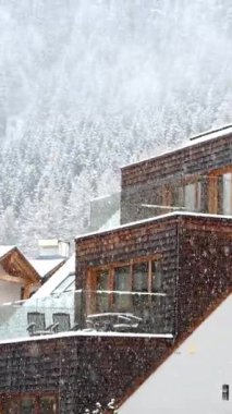 İtalya, Dolomitler 'de kar yağarken birden fazla kayak kabininin görüntüsü. Dikey