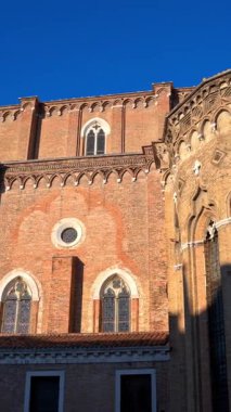İtalya, Venedik 'teki Castello sestiere' de Basilica dei Santi Giovanni e Paolo manzarası. Dikey