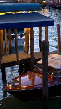 Gün batımında İtalya, Venedik 'te Büyük Kanal' a yanaşan bir tekneyi kapatın. Dikey, Venedik, İtalya