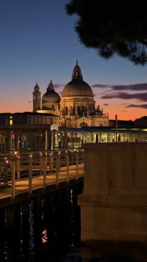 İtalya, Venedik 'te gün batımında Santa Maria della Salute Bazilikası' nın uzak manzarası. Dikey