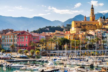 İlkbaharda Menton Köyü