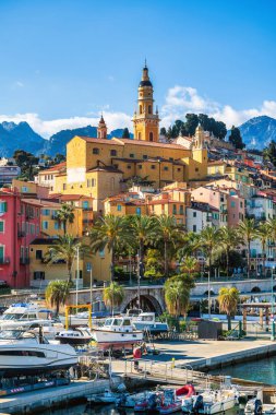 İlkbaharda Menton Köyü