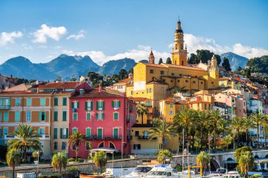 İlkbaharda Menton Köyü